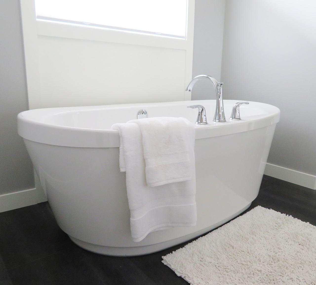 Freistehende Badewanne – welche sollte man wählen? Was ist beim Kauf zu beachten?