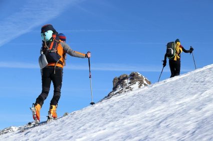 Die Grundausrüstung zum Skifahren – was Anfänger benötigen