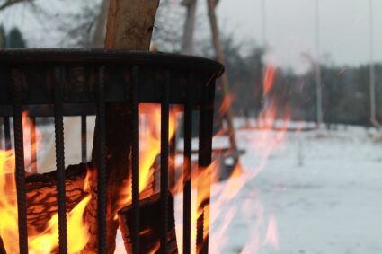 Den Garten ganzjährig nutzen – vom Wintergarten bis zum Feuerkorb