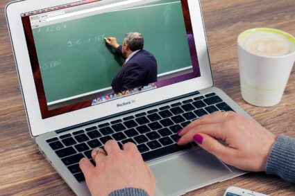 Online-Kurse im Check: Flexibles Lernen mit Licht und Schatten